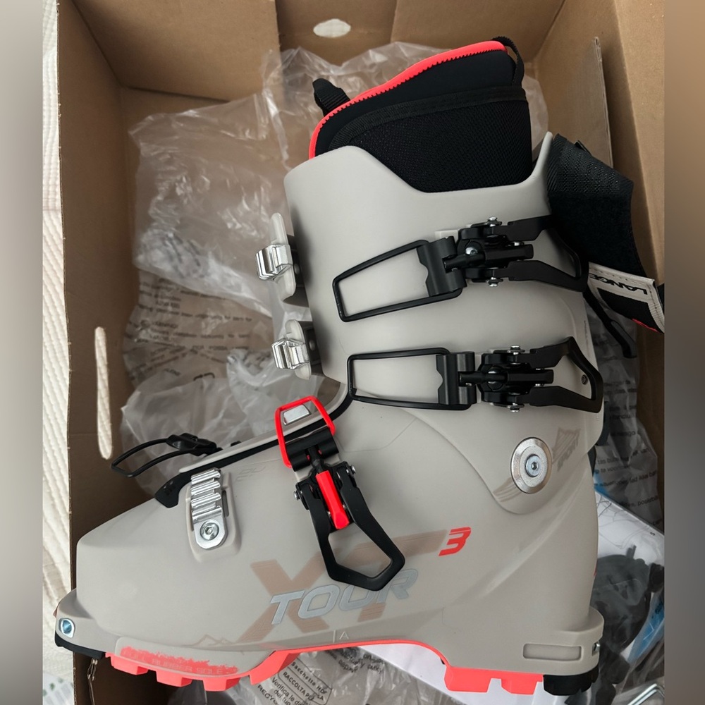 BRAND NEW IN BOX! 
LANGE XT3 Tour Sptstardust-Flx 95 Ski Boot - women’s